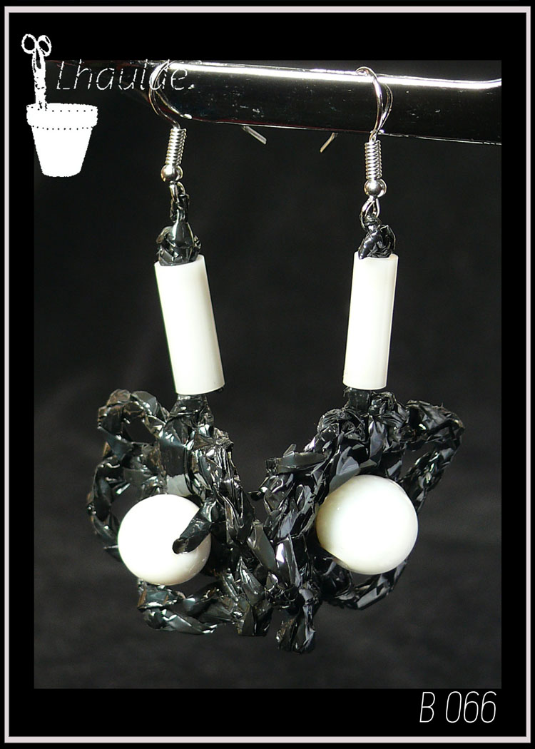 paire de boucles d'oreilles en bande video crochetée, avec au centre une perle en verre blanc