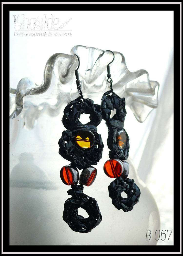 Paire de boucles d'oreilles en bande video crochetée avec des perles en verre transparent oranges et rouges