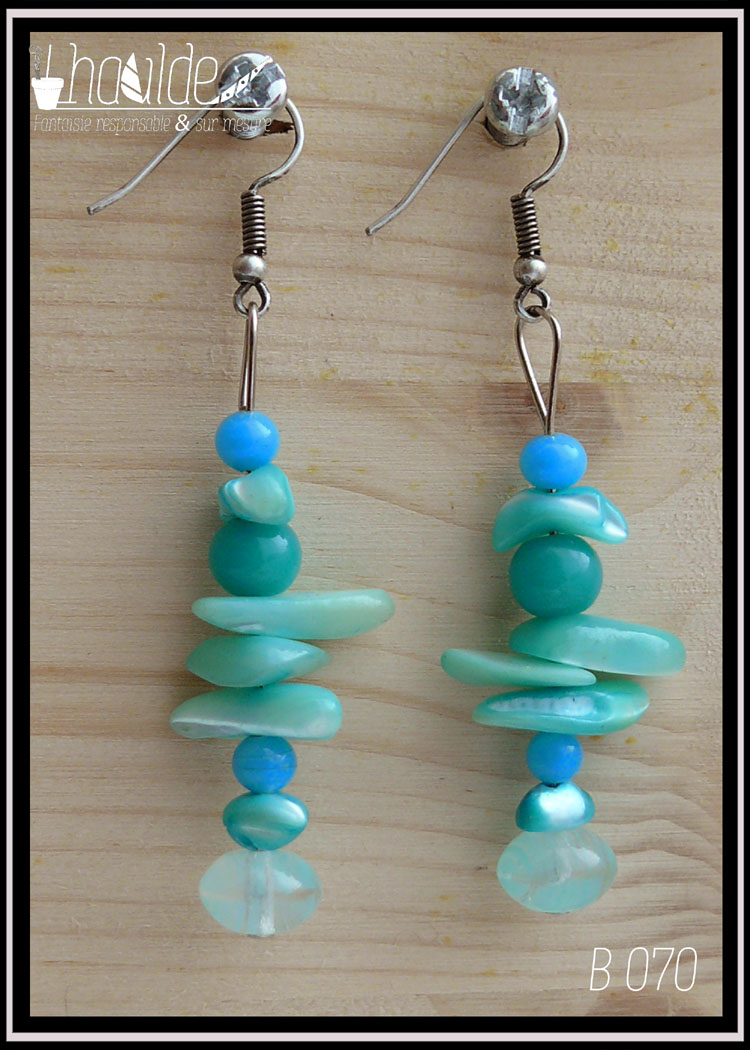 Paire de boucles d'oreilles montées sur crochet d'acier, en nacre bleue non taillée et perles de verre bleues