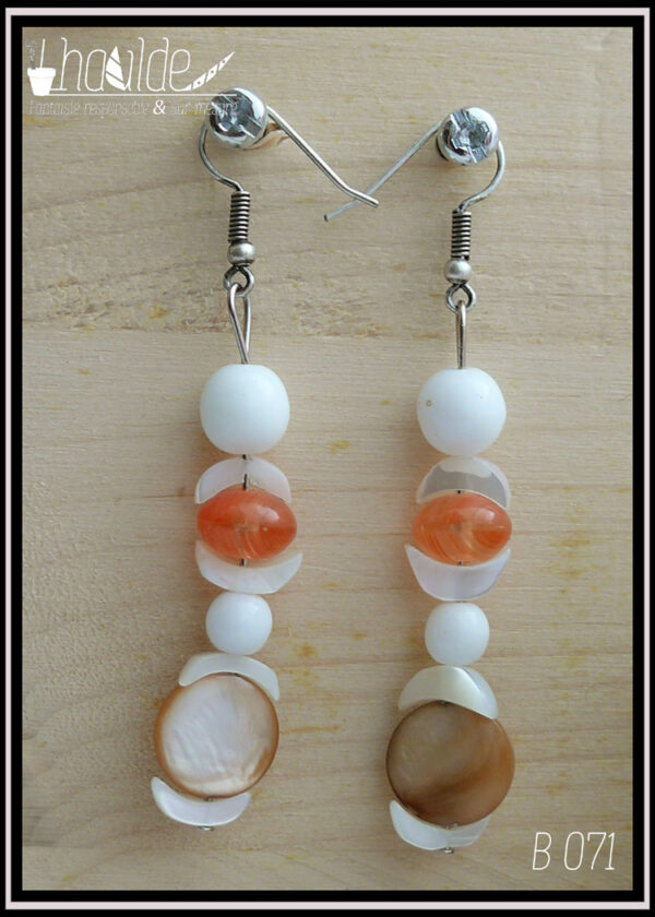 Paire de boucles d'oreilles montées sur crochet acier, perles en nacre blanc et orange et perles en verre blanc et orange