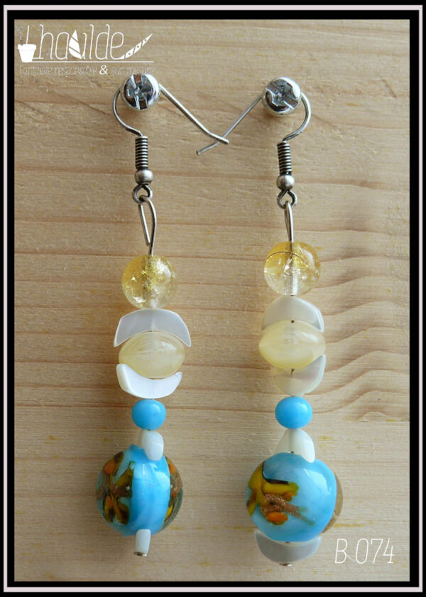 Paire de boucles d'oreilles, perles en verre bleu incrusté de jaune, perles rondes turquoise et jaune pâle, perles demi-lune en nacre blanc