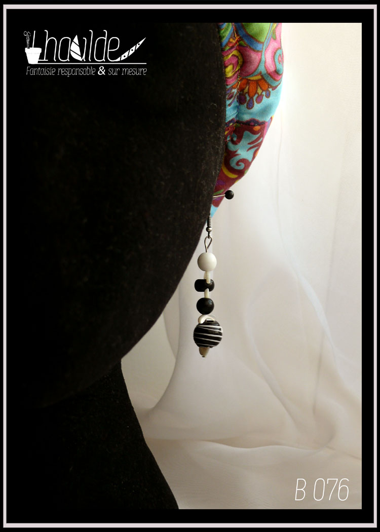 paire de boucles d'oreilles en perles en verre noir rayé de blanc, noires, blanches et croissants de nacre blanc montés sur tiges et crochets d'oreilles en acier inox