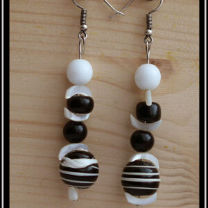 paire de boucles d'oreilles en perles en verre noir rayé de blanc, noires, blanches et croissants de nacre blanc montés sur tiges et crochets d'oreilles en acier inox