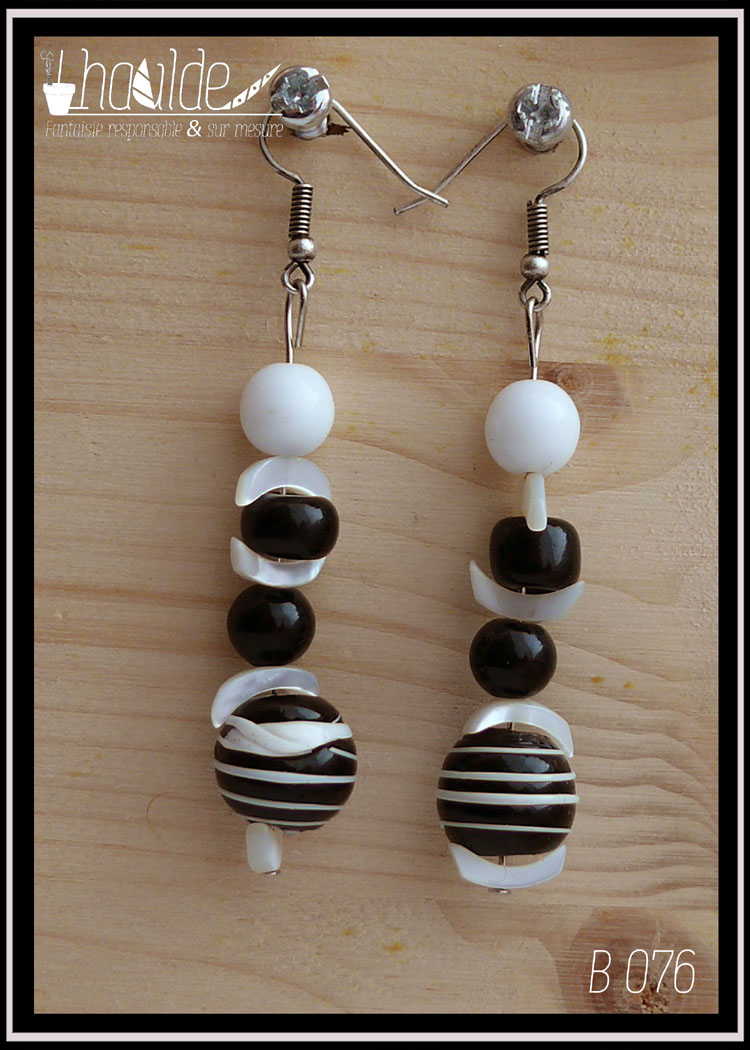 paire de boucles d'oreilles en perles en verre noir rayé de blanc, noires, blanches et croissants de nacre blanc montés sur tiges et crochets d'oreilles en acier inox