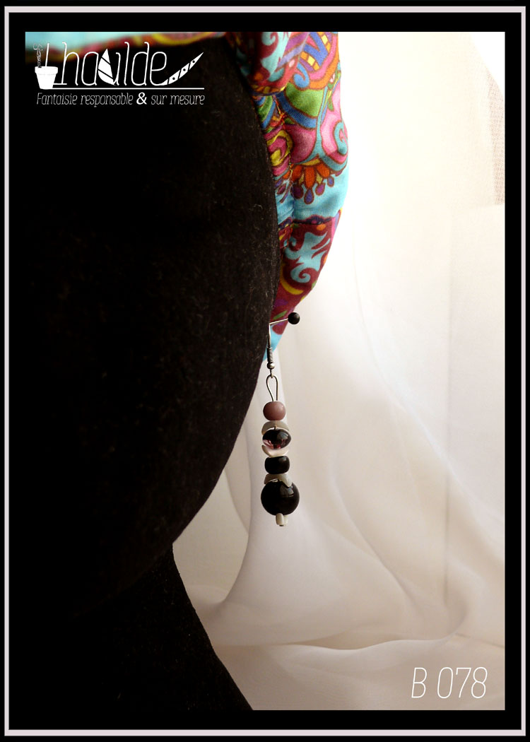 Boucles d'oreilles montées sur crochet acier, perles alignées à la verticale, perle ronde mauve opaque, chips de nacre demi-lune, perle galet violet transparent, chips, perle plate noire, chips, grosse perle ronde noire opaque, chips Vue sur un mannequin tete