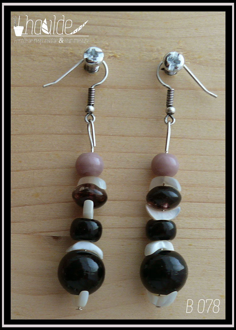 Boucles d'oreilles montées sur crochet acier, perles alignées à la verticale, perle ronde mauve opaque, chips de nacre demi-lune, perle galet violet transparent, chips, perle plate noire, chips, grosse perle ronde noire opaque, chips