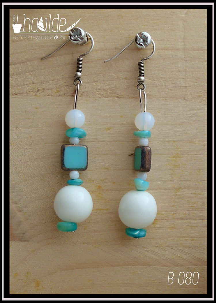 boucles d'oreilles montées sur crochet, perles en verre alignées à la verticale, perle ronde blanche opalescente, chips de couleur turquoise, perle carrée turquoise à tranche dorée, petite perle blanche, chips couleur turquoise, grosse perle blanche, chips couleur turquoise