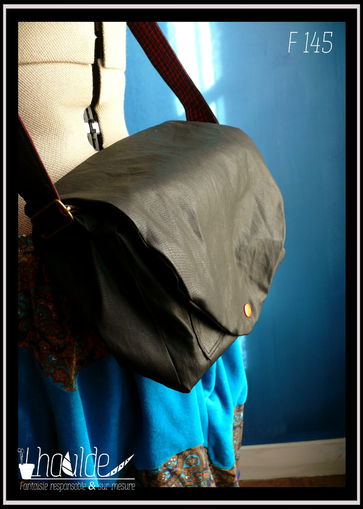 sac en simili cuir noir vu fermé et porté sur un mannequin couture