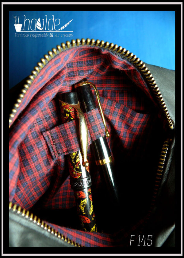 sac en simili cuir noir vu de l'intérieur avec la poche et les emplacements pour stylo