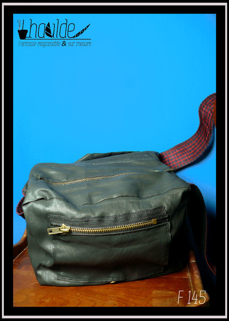 sac en simili cuir noir vu sans le rabat, on voit le zip central et le zip de la poche extérieure par contre