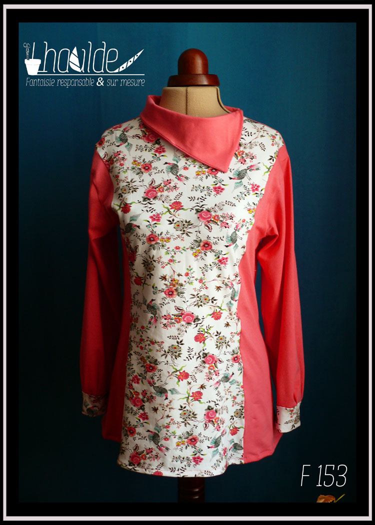 Tunique longue en jersey, col rabattu, manches longues Centre devant et manchettes en jersey blanc imprimé fleurs rose et paons Manches, cotés, dos et col en jersey rose bonbon Vue de face sur un mannequin couture