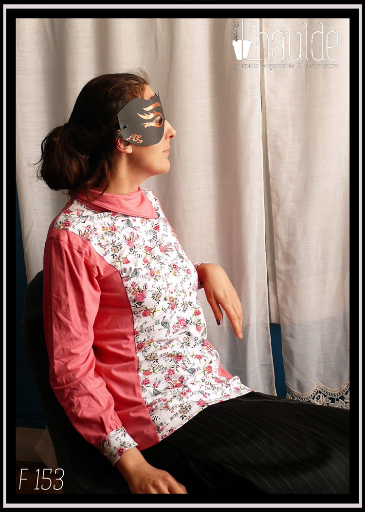 Tunique longue en jersey, col rabattu, manches longues Centre devant et manchettes en jersey blanc imprimé fleurs rose et paons Manches, cotés, dos et col en jersey rose bonbon Vue portée par une personne assise