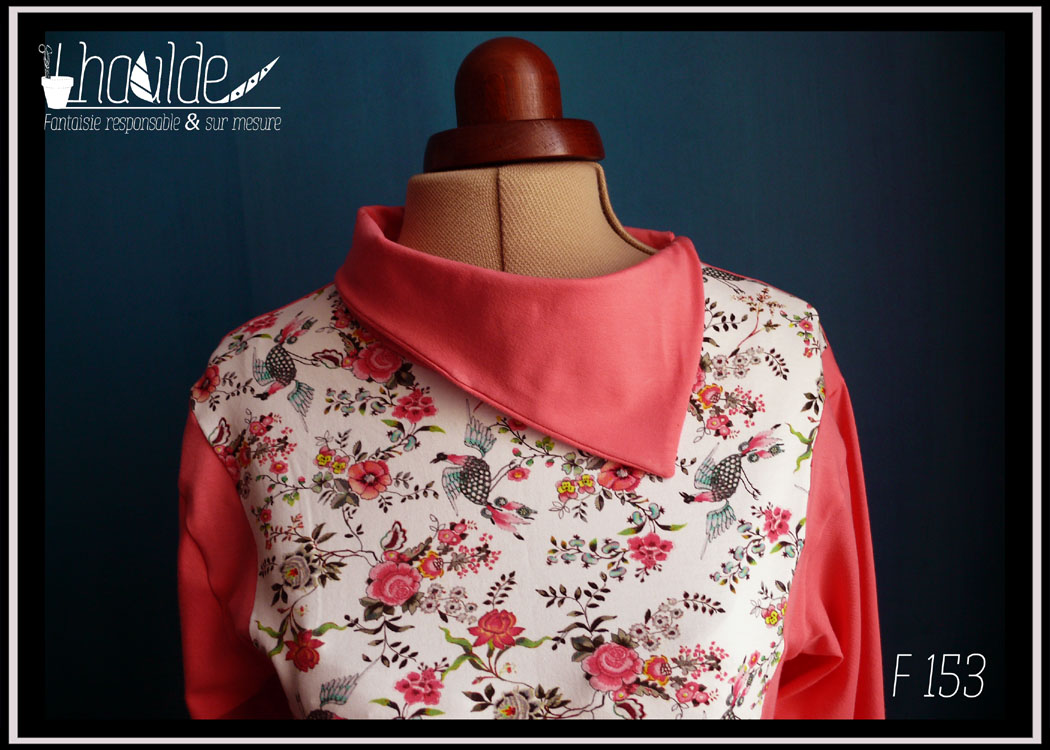 Tunique longue en jersey, col rabattu, manches longues Centre devant et manchettes en jersey blanc imprimé fleurs rose et paons Manches, cotés, dos et col en jersey rose bonbon Vue de détail de l'encolure