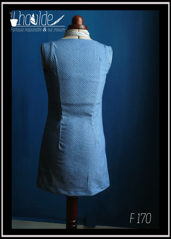 Mini robe sans manche en maille ajourée couleur jean et toile denim imprimée, moulante vue de dos