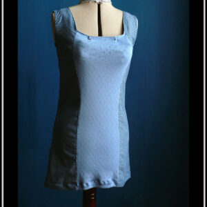 Mini robe sans manche en maille ajourée couleur jean et toile denim imprimée, moulante vue de face