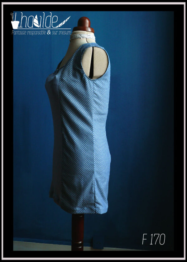 Mini robe sans manche en maille ajourée couleur jean et toile denim imprimée, moulante vue de profil