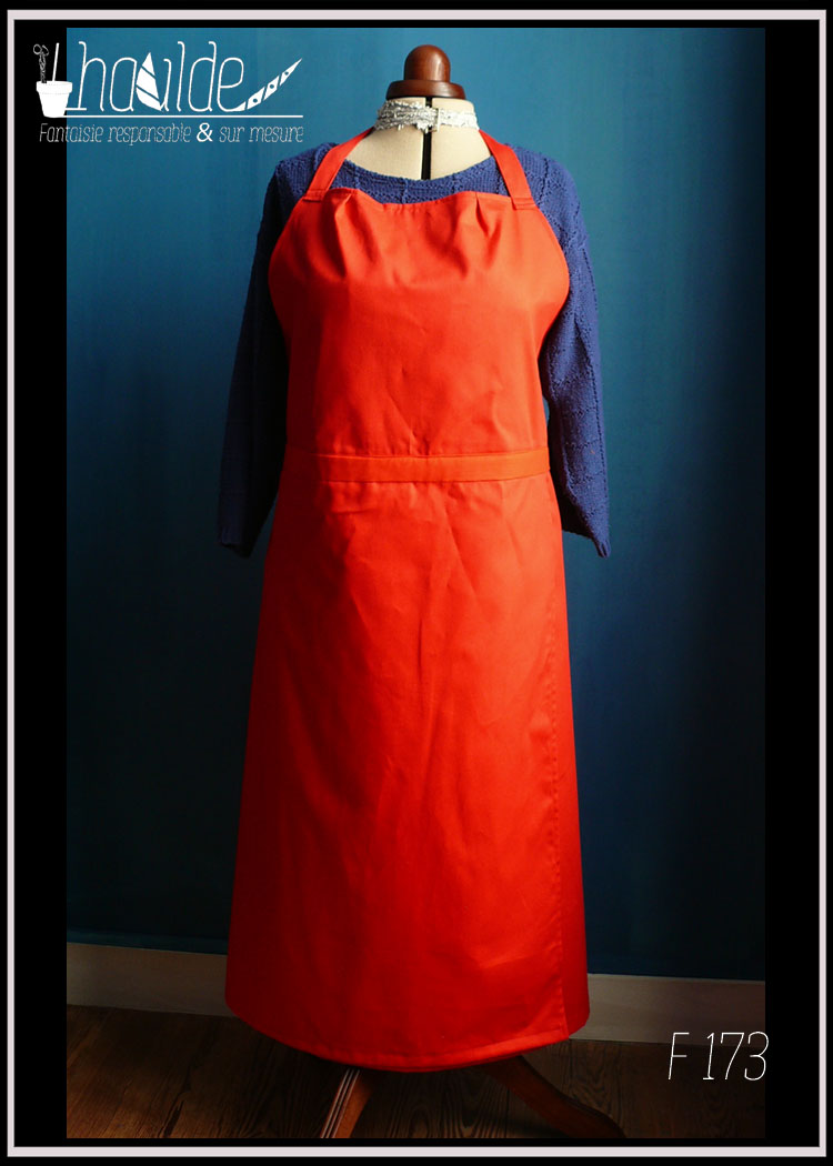 Tablier de potier à deux pans taille 46-48 vu de face sur un mannequin couture