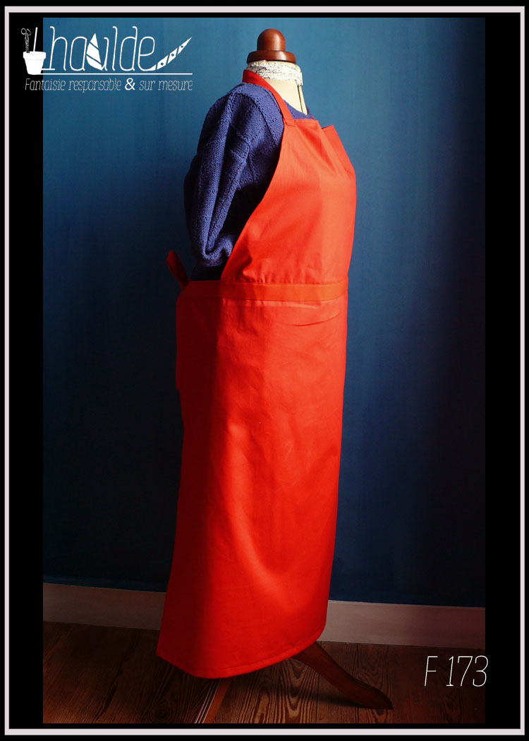 Tablier de potier à deux pans taille 46-48 vu de profil sur un mannequin couture