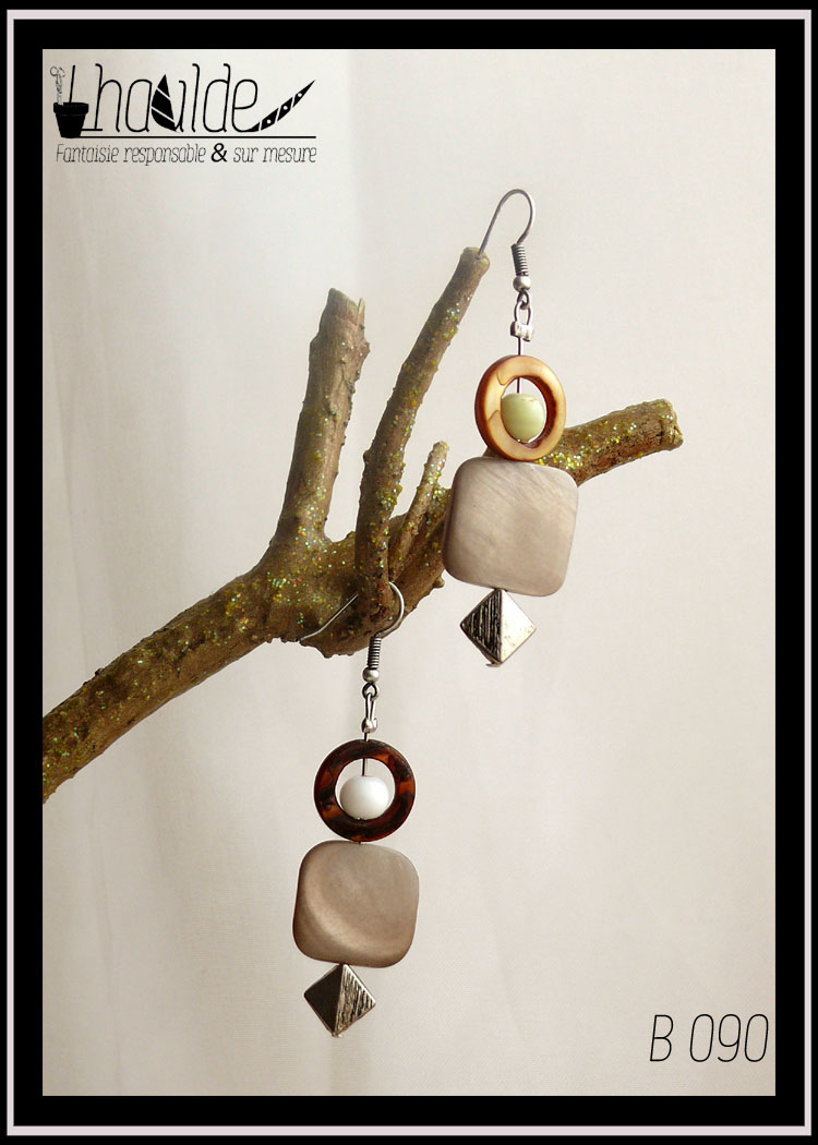 B 090 :: Boucles nacre & carrés beiges