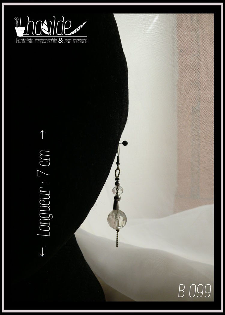 Paire de boucles d'oreilles, crochet acier, chaine tressée en acier dorée, perles en verre biseautées, intercalaire ressort Vu sur un mannequin tête Longueur 7 cm