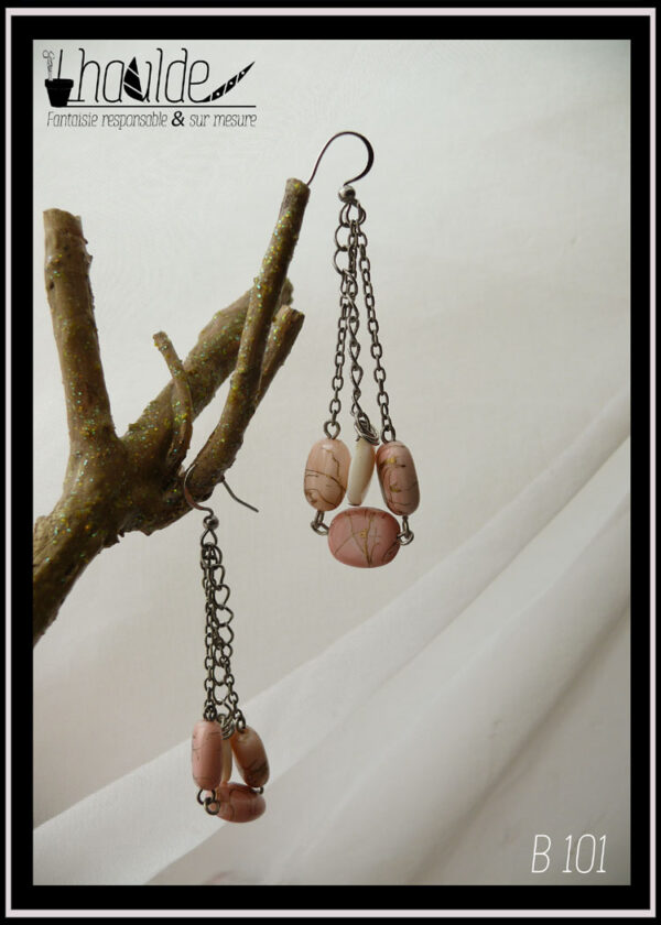 Paire de boucles d'oreilles, crochet acier 304 trois perles en verre rose marbrée de doré montée sur chaine et une perle de nacre blanc au bout d'une chaine au centre longueur 7 cm