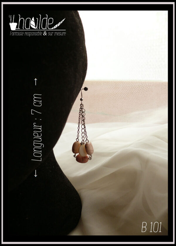 Paire de boucles d'oreilles, crochet acier 304 trois perles en verre rose marbrée de doré montée sur chaine et une perle de nacre blanc au bout d'une chaine au centre longueur 7 cm