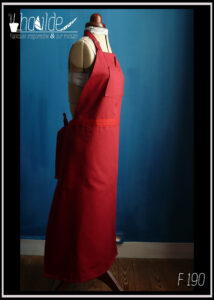 Tablier de potier à deux pans rouge foncé de profil