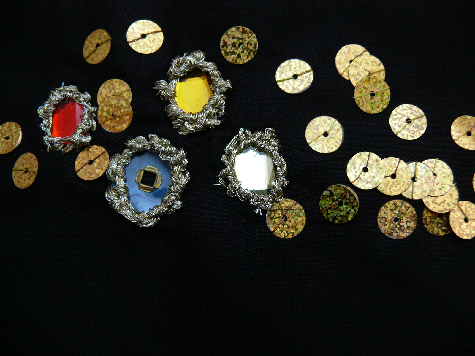 Détail des manchettes brodées