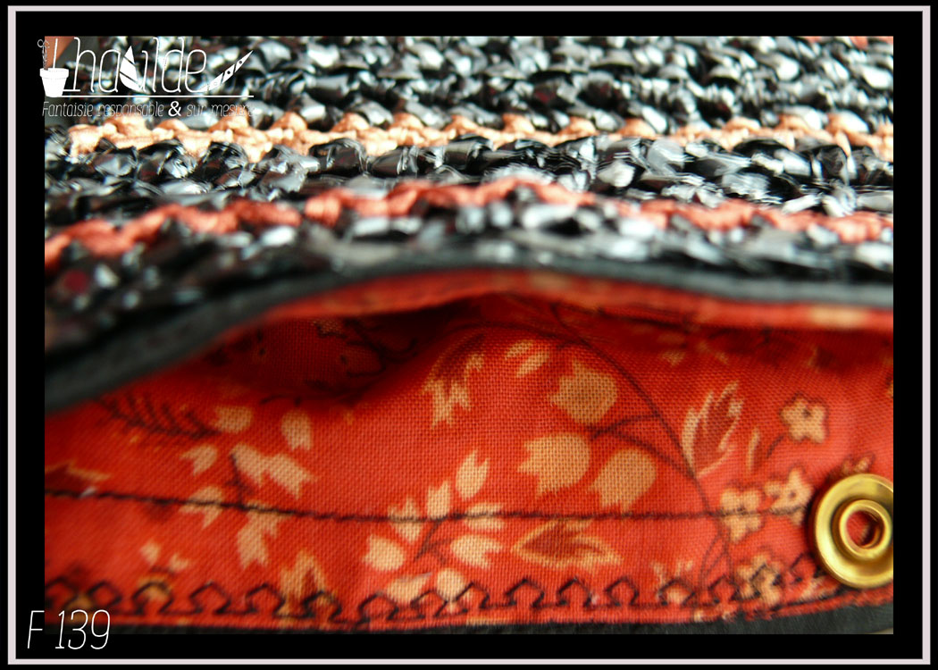 Vu de face couché entrouvert