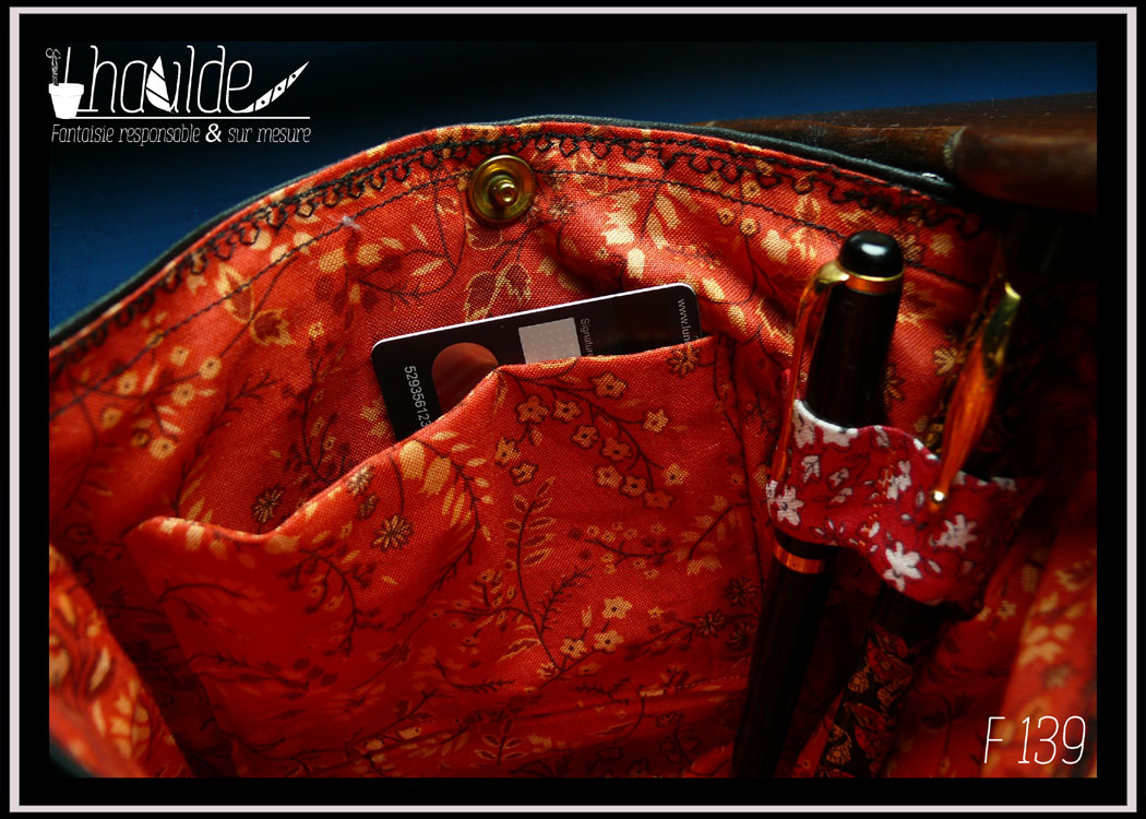 Vue de la poche intérieure et des boucles pour stylo