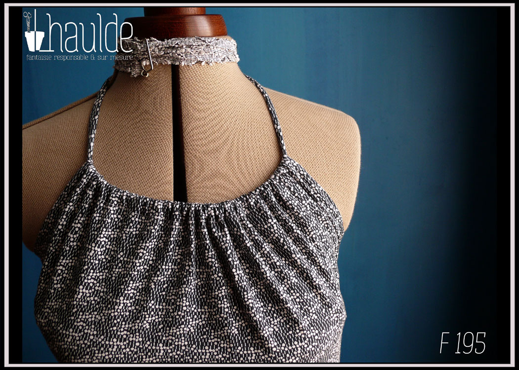 Robe dos croisé en jersey bleu marine foncé imprimé abstrait attachée par une lanière autour du cou, buste plissé ajustable Vue de détail du buste