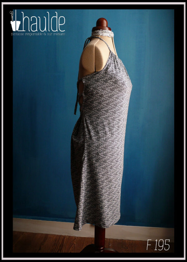 Robe dos croisé en jersey bleu marine foncé imprimé abstrait attachée par une lanière autour du cou, buste plissé ajustable Vue de profil en pied