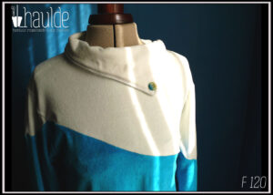 Robe ample à col montant en velours, blanc pour le col et le haut des épaules (en ligne descendante de la droite vers la gauche) et bleu ciel pour le reste Vue de détail du buste