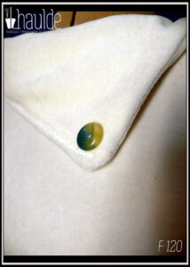 Robe ample à col montant en velours, blanc pour le col et le haut des épaules (en ligne descendante de la droite vers la gauche) et bleu ciel pour le reste Vue de détail du col