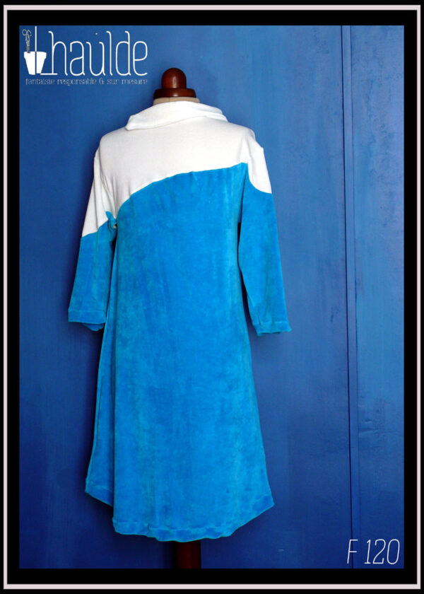 Robe ample à col montant en velours, blanc pour le col et le haut des épaules (en ligne descendante de la droite vers la gauche) et bleu ciel pour le reste Vue de dos en pied sur un mannequin couture