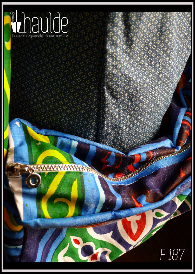 Sac en coton bleu foncé imprimé carrelage égyptien (grands motifs 40 x 40 cm) bleu rouge vert et jaune. Doublure intérieure jaune à rayures blanches Vue de détail du zip extérieur