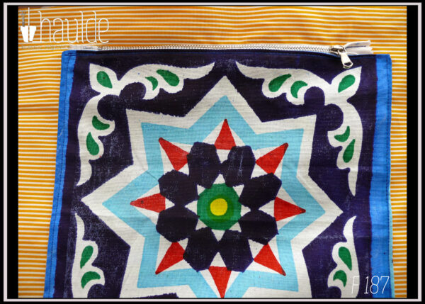 Sac en coton bleu foncé imprimé carrelage égyptien (grands motifs 40 x 40 cm) bleu rouge vert et jaune. Doublure intérieure jaune à rayures blanches Vue de détail de la grande poche interieure zippée