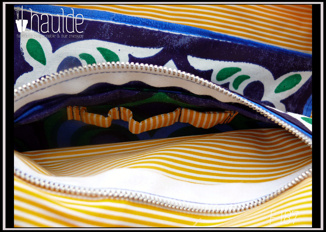 Sac en coton bleu foncé imprimé carrelage égyptien (grands motifs 40 x 40 cm) bleu rouge vert et jaune. Doublure intérieure jaune à rayures blanches Vue de détail de la grande poche interieure ouverte et vide