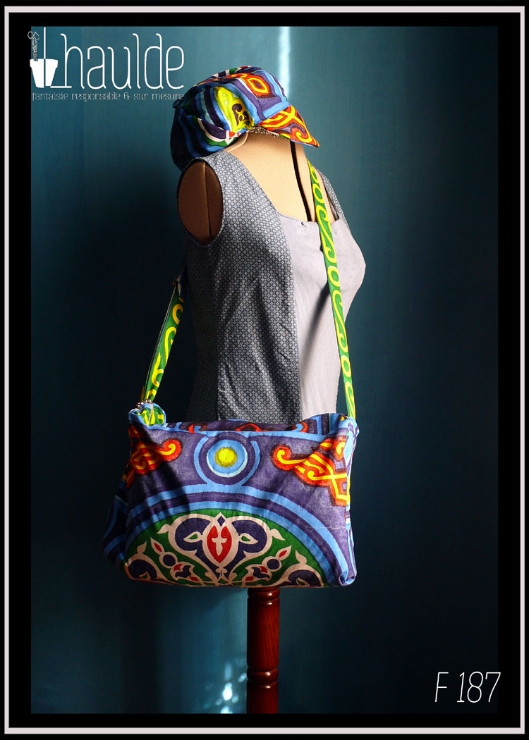 Sac en coton bleu foncé imprimé carrelage égyptien (grands motifs 40 x 40 cm) bleu rouge vert et jaune. Doublure intérieure jaune à rayures blanches Vue de profil sur un mannequin de couture avec la casquette assortie