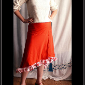 jupe portefeuille asymétrique en jersey rouge à volants de popeline blanche imprimée fleurs rouges Vue portée, de face