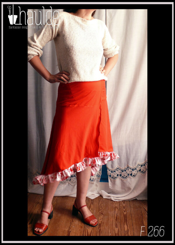 jupe portefeuille asymétrique en jersey rouge à volants de popeline blanche imprimée fleurs rouges Vue portée, de face