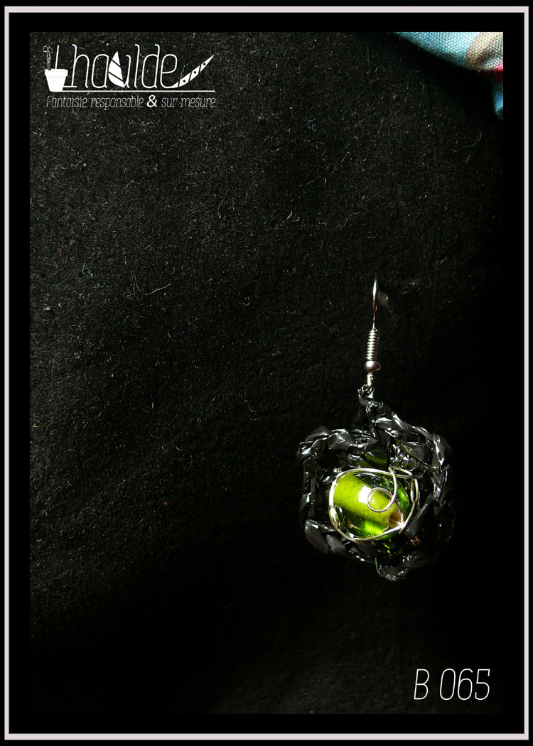 B 065 :: Boucles d'oreilles en bande vidéo crochetée et oeil de chat – Image 4