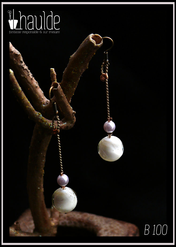 paire de boucles d'oreilles, crochets acier doré, perle en verre au bout d'une chaine tressée en acier doré surmontée d'une petite perle en nacre synthétique légèrement mauve. Longueur 7 cm