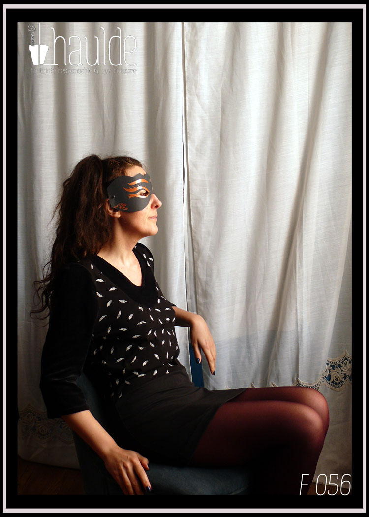 Robe courte à manches longues en jersey noir, jersey noir imprimé plumes blanches au centre en haut devant et dans le dos et velours noir autour de l'encolure en V plongeant Vue portée, de profil, assise