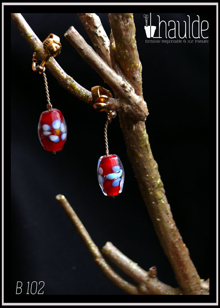 Clips plaqués or avec perle en verre de Bohème rouge avec fleur fleur bleue blanche et jaune incrustée longueur 4 cm