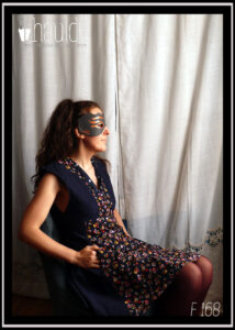 Robe en velours milleraies bleu marine, sans manche, avec le centre en velours milleraies bleu marine imprimé fleurs rouges jaunes et roses Vue portée, assise, de profil