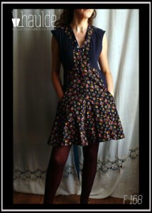 Robe en velours milleraies bleu marine, sans manche, avec le centre en velours milleraies bleu marine imprimé fleurs rouges jaunes et roses Vue portée, de face