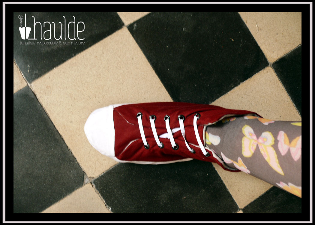 chausson montant façon converse blanc et rouge foncé vu de dessus, porté les lacets sont remplacés par des élastiques blancs