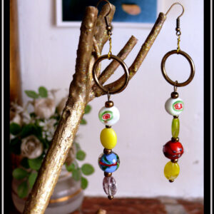 Boucles d'oreilles asymétriques perles en verre ovales et rondes avec inclusion ou peintes, multicolores, anneaux dorés le tout monté sur crochets acier doré
