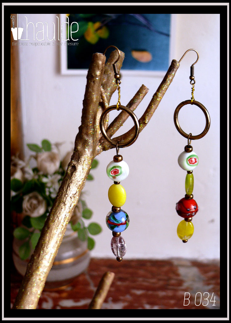 Boucles d'oreilles asymétriques perles en verre ovales et rondes avec inclusion ou peintes, multicolores, anneaux dorés le tout monté sur crochets acier doré